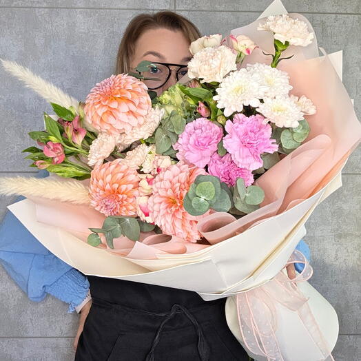 Объемный букет с георгинами 🌿
Диантусы, брасика, розы, альстромерии 🌸