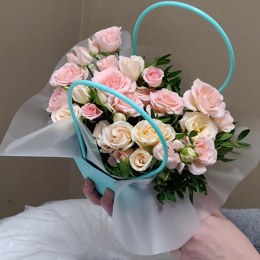 Кустовые розы в сумочке