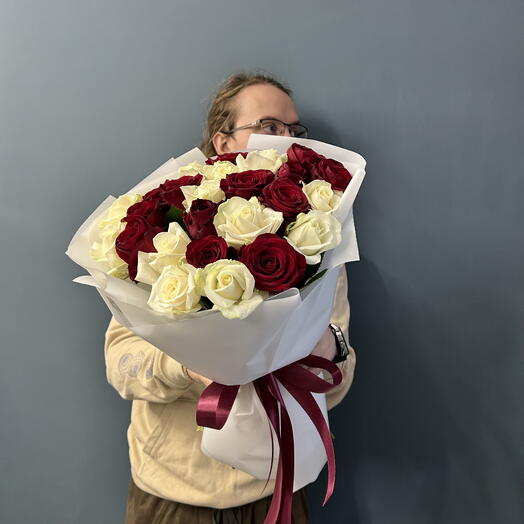 Букет из красных и белых роз