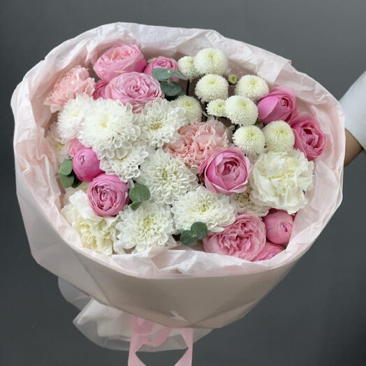 Нежный букет с кустовой пионовидной розой🌸