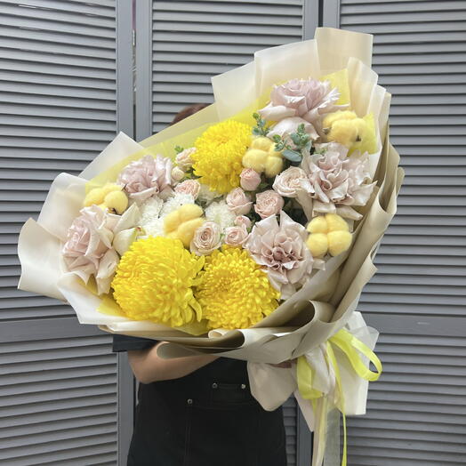Объёмный букет с одноголовой хризантемой💛
