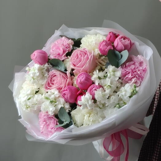 Авторский букет с пионовидными розами и маттиолой💕