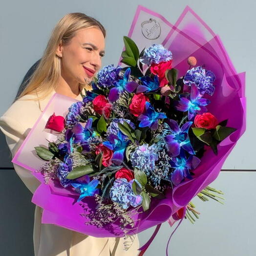 Букет Яркие розы и космическая Орхидея. Авторский букет 528. Leoraflowers