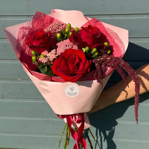 Сборный букет из роз, гиперикума и амаранта🌹🩷
