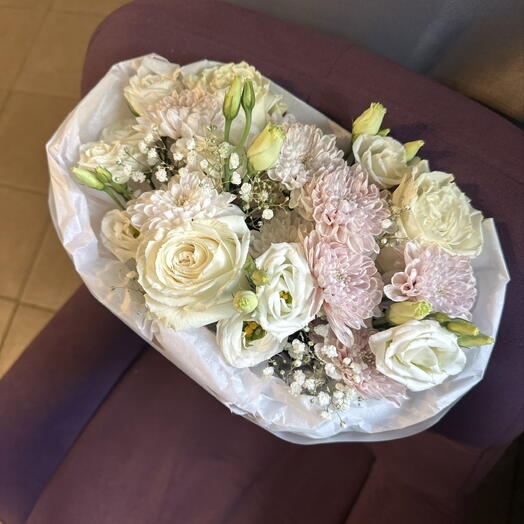 Букет с пионовидными розами, эустома белая, гипсофила белая, хризантема