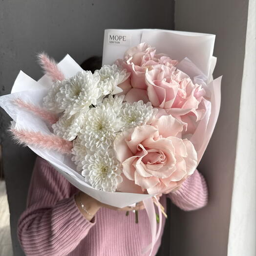 Авторский букет с французской розой хризантемой и камышом