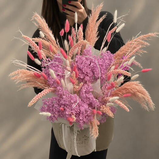 Композиция из сухоцветов в нежно-розовой коробке Les Flowers