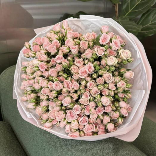 Нежный букет из кустовых роз "Поцелуй Купидона"