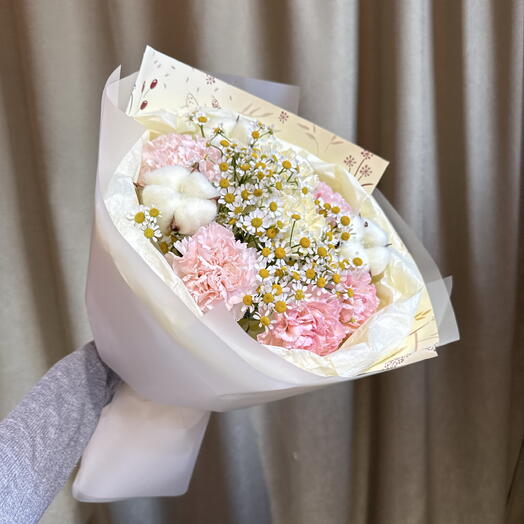 Нежный букет с диантусами и танацетумом