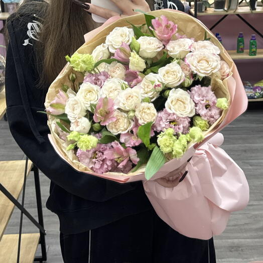 Букет кустовых роз, лизиантусов и альстромерий