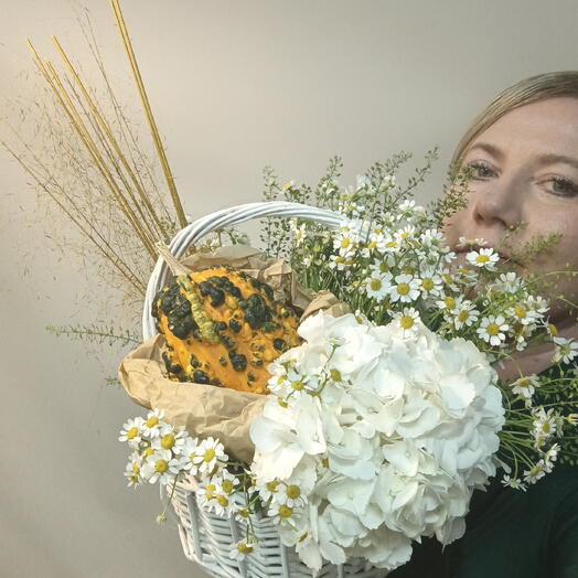 Корзина Хеллоуин с тыквой, Камиллой и  гортензией