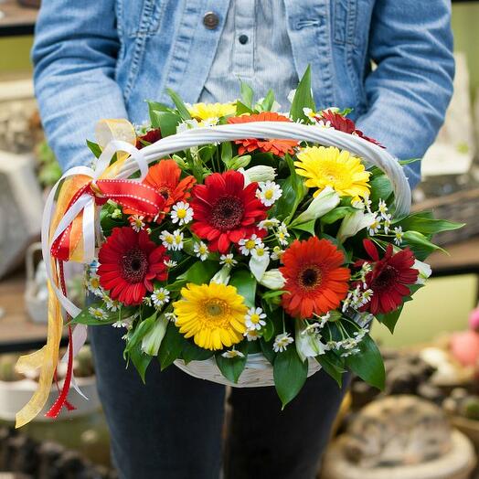 Корзинка с цветами "Этим летом"