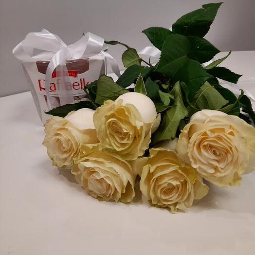 Подарочный набор из 5 белых роз и конфет