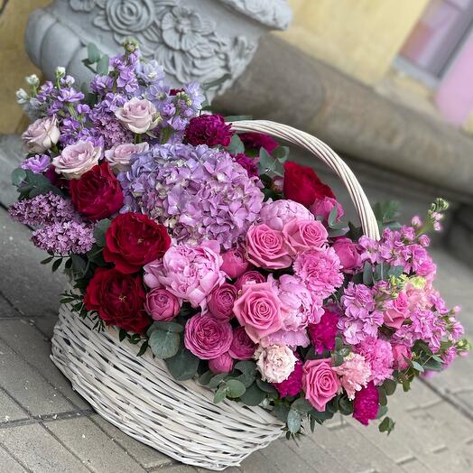 Корзина с цветами (гортензии, розы,пионы,  кустовые розы и тд)