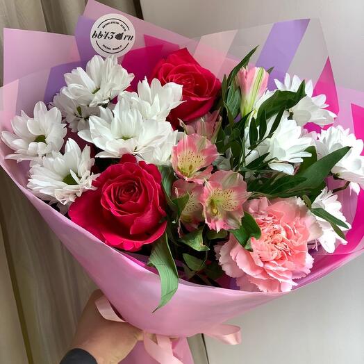 Ramo con rosas brillantes