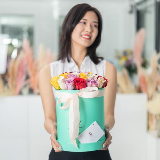 25 mixed roses in a tiffany box