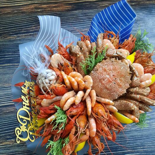 Ящик с крабом, раками, креветками