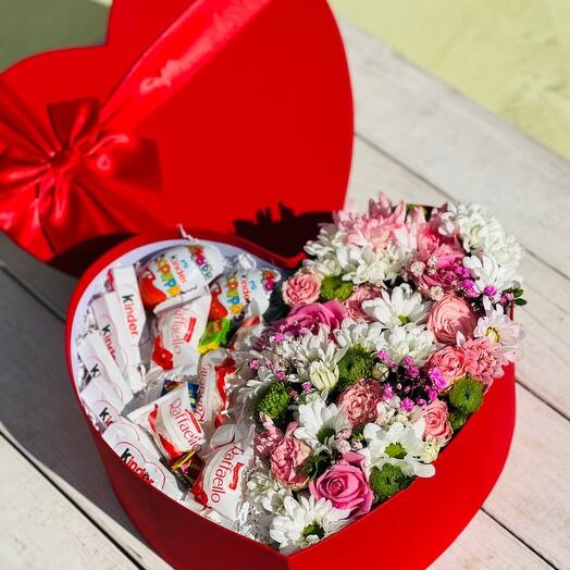 Сердце красное с цветами и киндерами