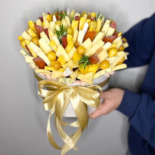 Сырная коробка с колбасками