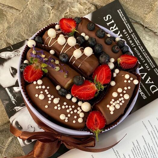 Композиция из бананов в шоколаде и клубники