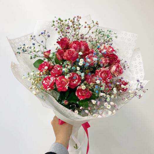 Ramo de rosas arbustos con gypsophila