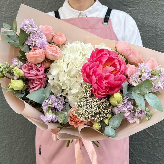 Ramo de autor de Hortensias blancas, rosas Rosadas y peonías Coral encanto (1 pieza)