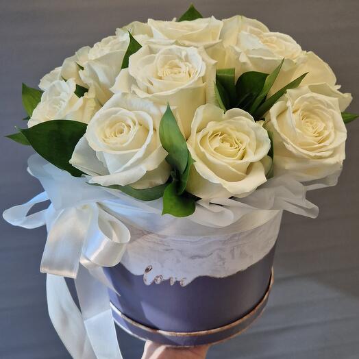 Коробка из 15 роз с зеленью