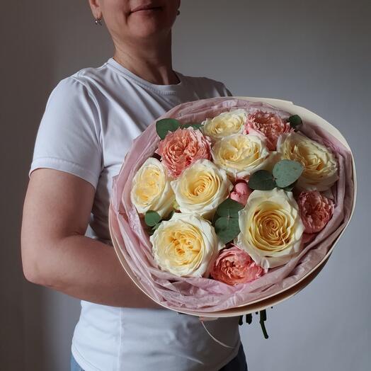Букет из роз сорта Конделайт и кустовой пионовидной розы