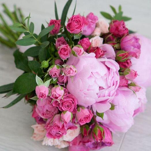 Ramo de peonías y rosas