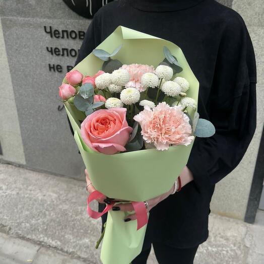 Комплимент с пионовидной розой и гвоздиками в зеленой упаковке