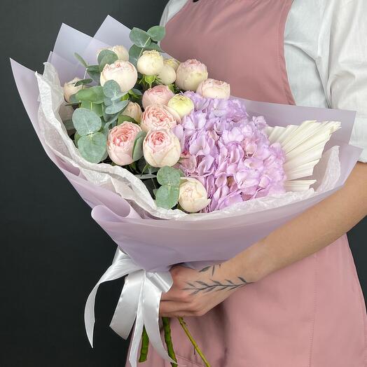 Bouquet of flowers. Mansfield Park Bush Roses and Purple Hydrangea