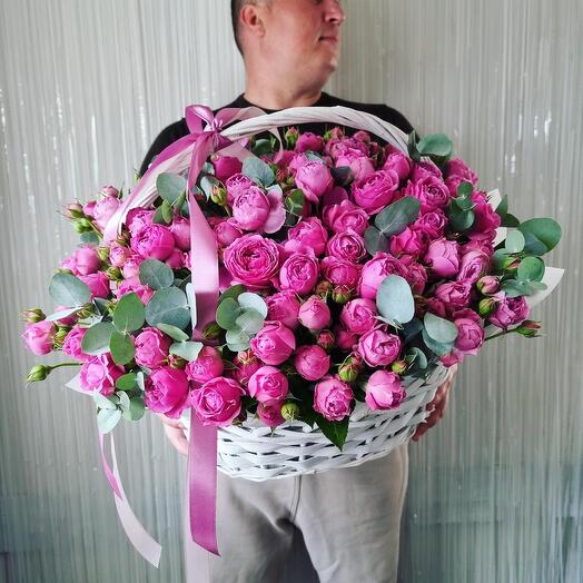 Cesta de rosas en forma de peonía