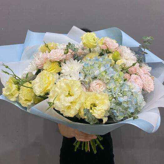 The bouquet is a collection of "Champagne splashes"