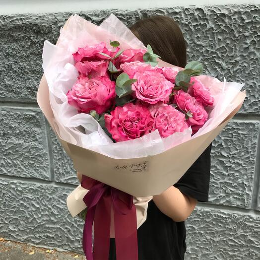 Моно из пионовидной розы с веточками эвкалипта в аквабоксе