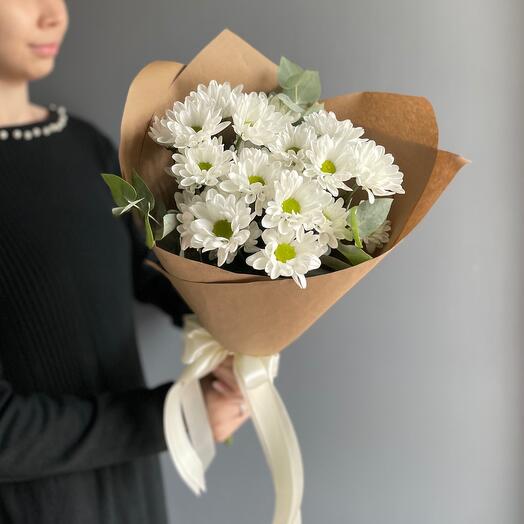 Букет из белых ромашковых хризантем с эвкалиптом