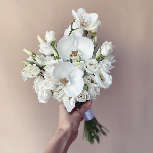 The bride's white bouquet of eustoma and orchid