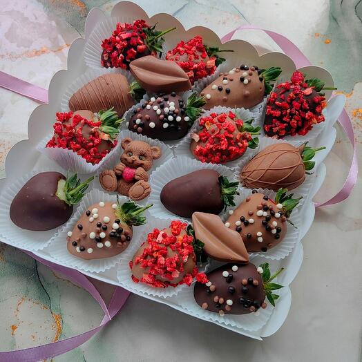 Клубника в шоколаде 15шт с мишкой