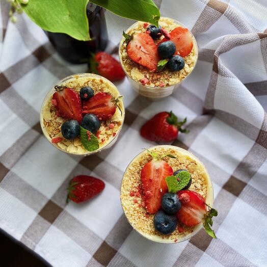 Медовик в стаканчике с ягодами