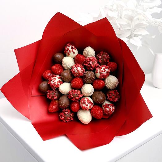 Роскошный букет из клубники в шоколаде «Поцелуй любви» 30-32 ягоды