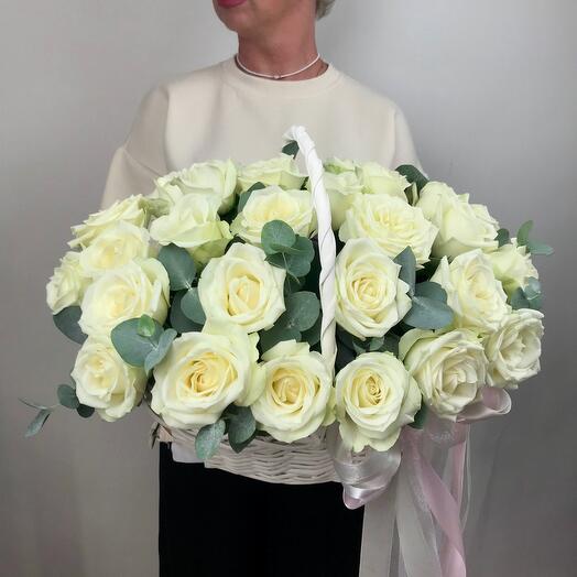 Корзина с 25 белыми розами и эвкалиптом(арт.1060)