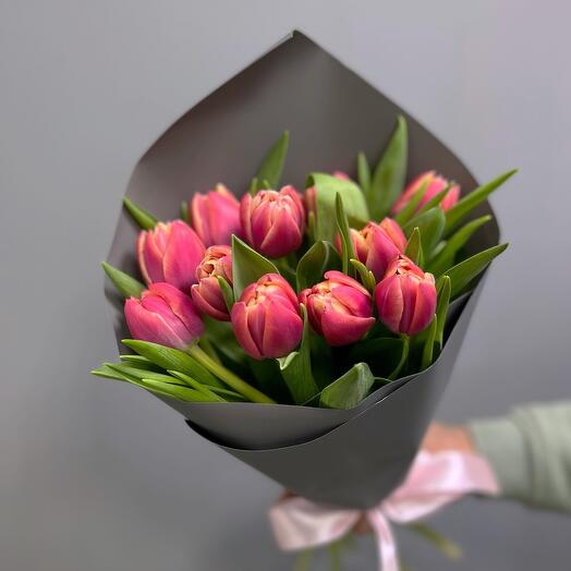 11 пионовидных тюльпанов в стильной упаковке