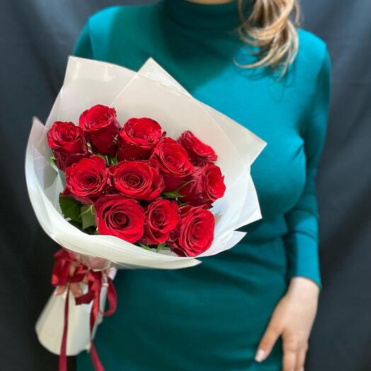 Ramo de 11 rosas rojas en decoración luminosa