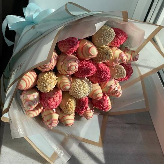 Ramo de fresas en azul chocolate belga
