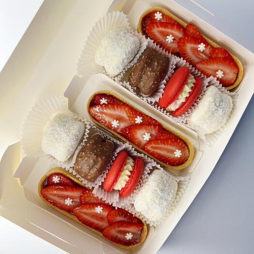 Set of macaroon sweets 8 pcs.+ 3 pcs tartlets