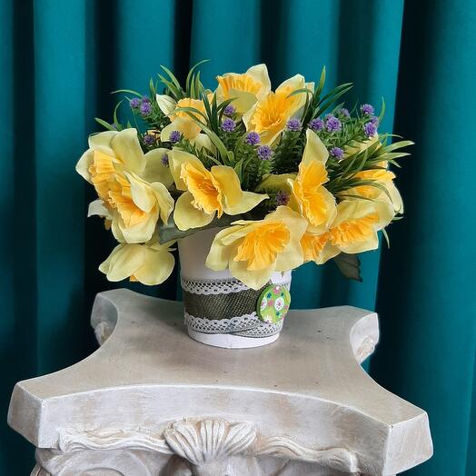 Композиция из декоративных цветов