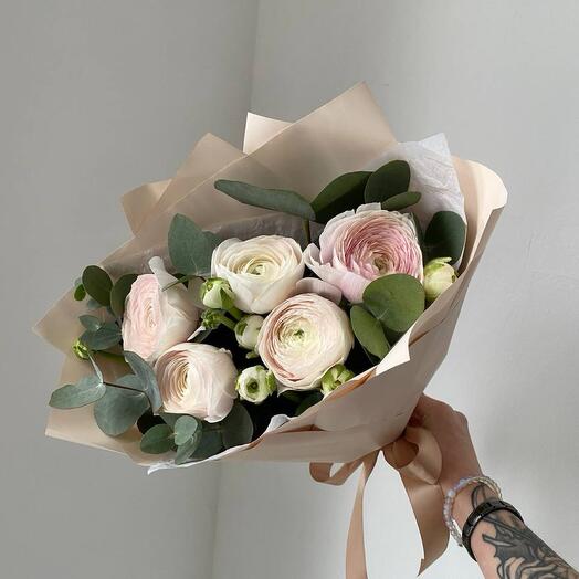 Букет из премиум Ранункулюсов и эвкалипта