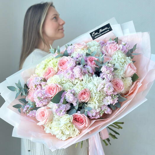 Букет с гортензиями и пионовидными розами 💕