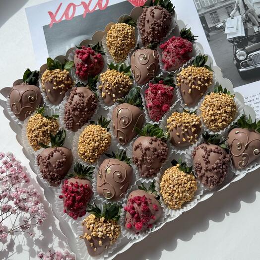 Клубника в шоколаде - коробка на 25 ягод «Молочное ассорти»