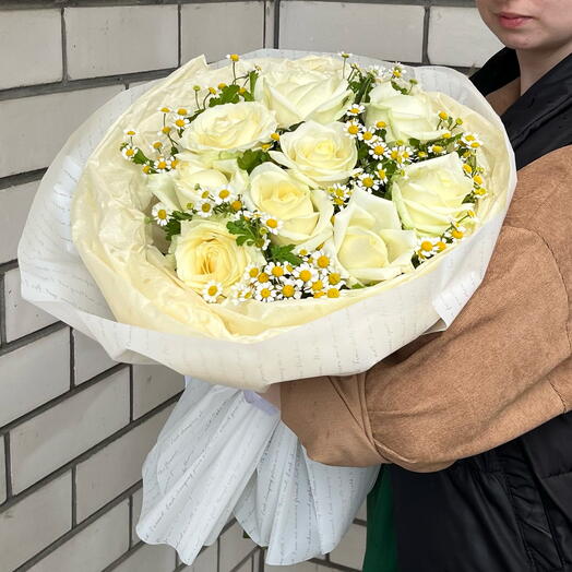 Букет из белых роз и ромашки