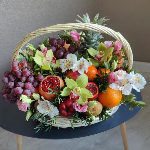 Фруктовая корзина с орхидеями и альстромерией